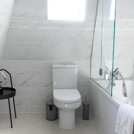 Newly Refurbished 2 Bed With Fantastic View