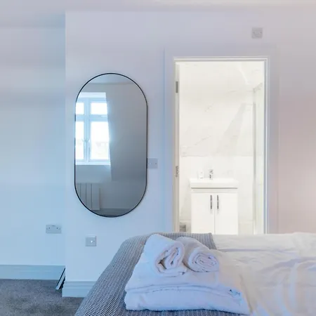 Apartment Newly Refurbished 2 Bed With Fantastic View *