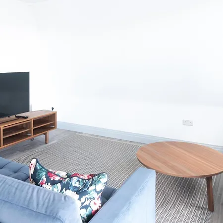 Apartment Newly Refurbished 2 Bed With Fantastic View *