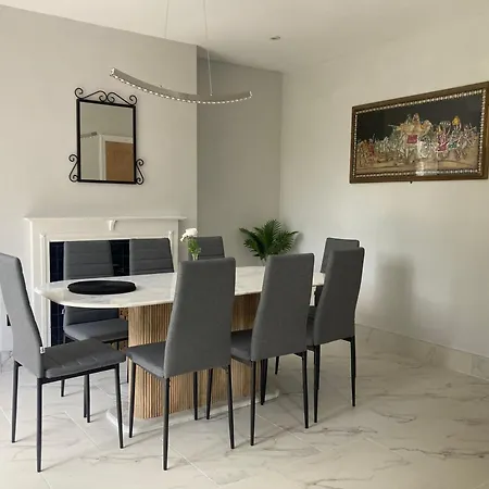 Holiday home Highfield With Free Parkings, Surbiton, Kingston Upon Thames, Surrey, Greater London , Uk