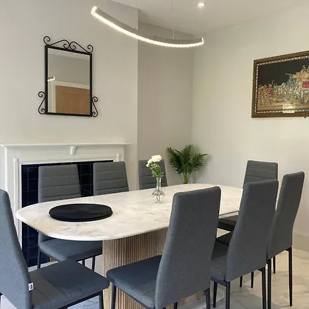 Holiday home Highfield With Free Parkings, Surbiton, Kingston Upon Thames, Surrey, Greater London , Uk *