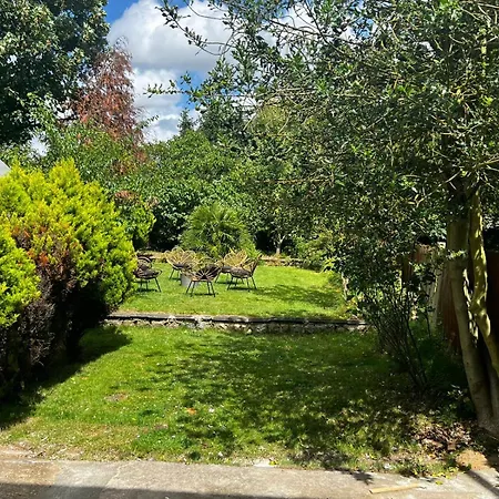 Highfield With Free Parkings, Surbiton, Kingston Upon Thames, Surrey, Greater London , Uk