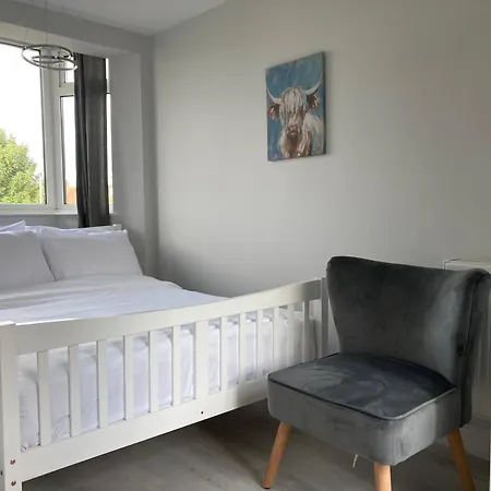 Highfield With Free Parkings, Surbiton, Kingston Upon Thames, Surrey, Greater London , Uk