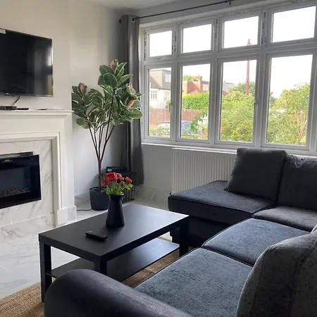 Highfield With Free Parkings, Surbiton, Kingston Upon Thames, Surrey, Greater London , Uk Surbiton