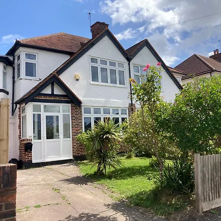 Highfield With Free Parkings, Surbiton, Kingston Upon Thames, Surrey, Greater London , Uk Surbiton