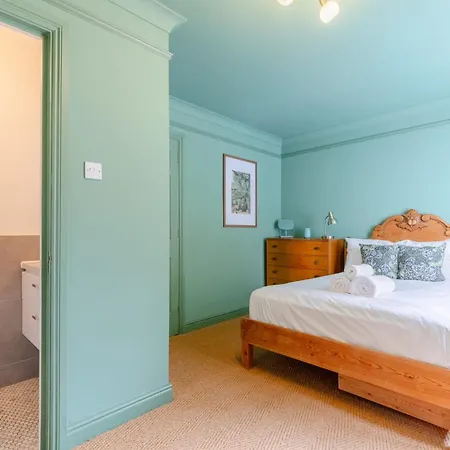 Bright 3 Bedroom House Near King's Cross Stpancras Holiday home *