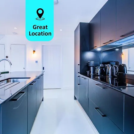 Beautiful 3-bedroom House Just Minutes From Queen's Park Tube Apartment
