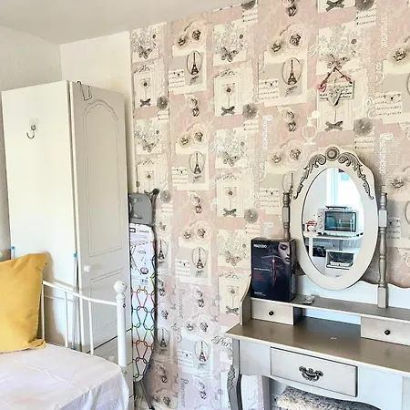 Happy Place With Kitchenette- Female Only * Londres