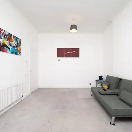 Spacious Minimalist 1br Flat In Apartamento