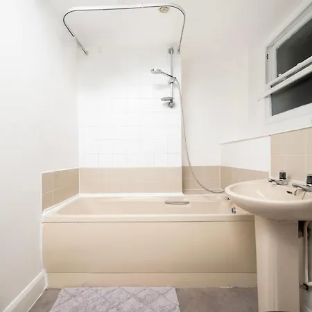 Spacious Minimalist 1br Flat In Apartamento