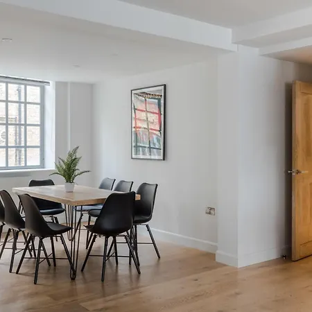 Circus Of Colour - Farringdon - By Frankie Says Apartamento *
