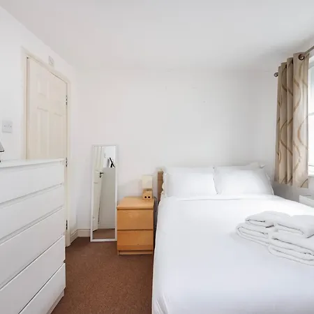 Vibrant Clapham Double Bedroom Apartment London