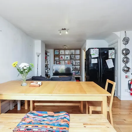 Vibrant Clapham Double Bedroom * London