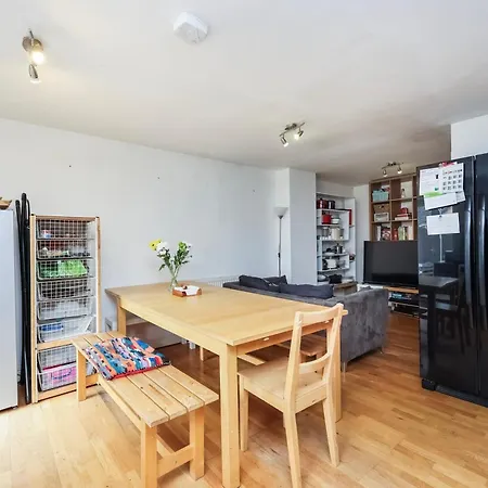 Vibrant Clapham Double Bedroom Apartment London