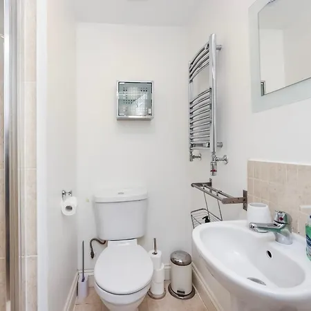 Vibrant Clapham Double Bedroom Apartment