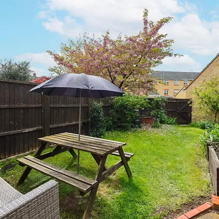 Vibrant Clapham Double Bedroom *