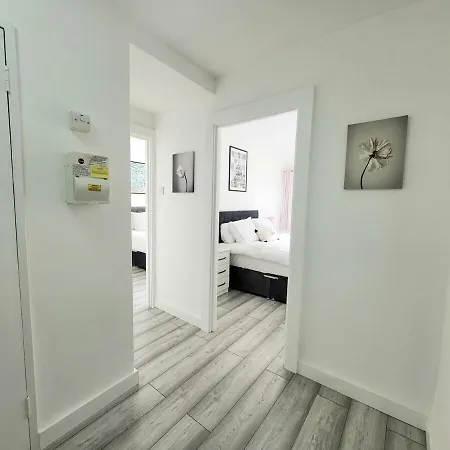 Stylish 2br Retreat - Near Station, Free Parking 莱尼斯公园