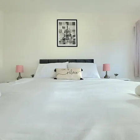 Stylish 2br Retreat - Near Station, Free Parking 公寓