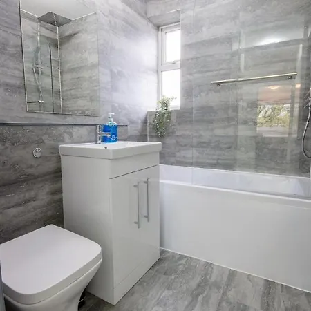 Stylish 2br Retreat - Near Station, Free Parking 公寓 莱尼斯公园