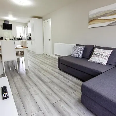 Stylish 2br Retreat - Near Station, Free Parking *
