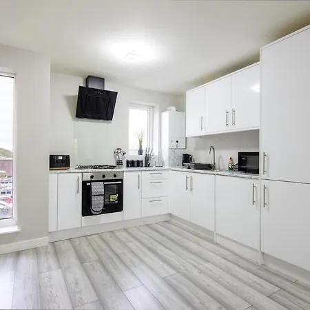 Stylish 2br Retreat - Near Station, Free Parking 公寓