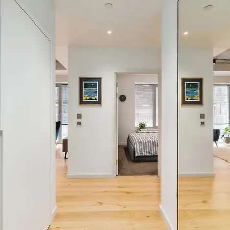 Apartment Chic 2 Bedroom Flat With Balcony