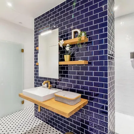 Apartment Chic 2 Bedroom Flat With Balcony London