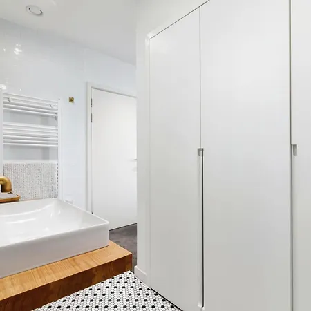 Chic 2 Bedroom Flat With Balcony Apartment London