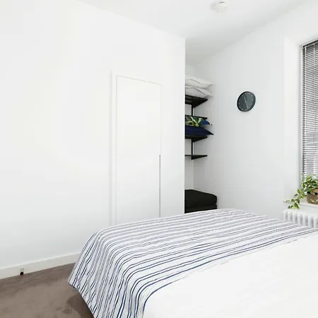 Chic 2 Bedroom Flat With Balcony London