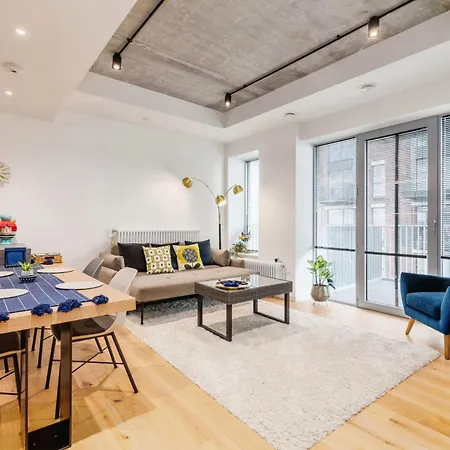 Chic 2 Bedroom Flat With Balcony