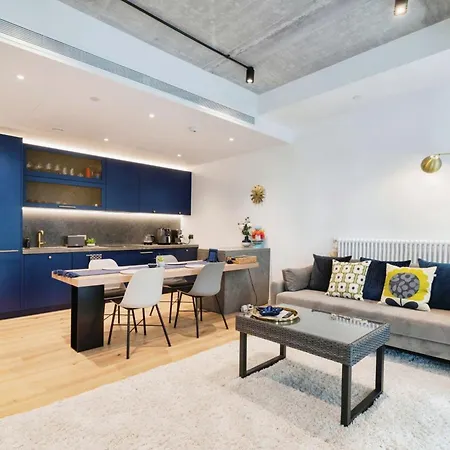Apartment Chic 2 Bedroom Flat With Balcony