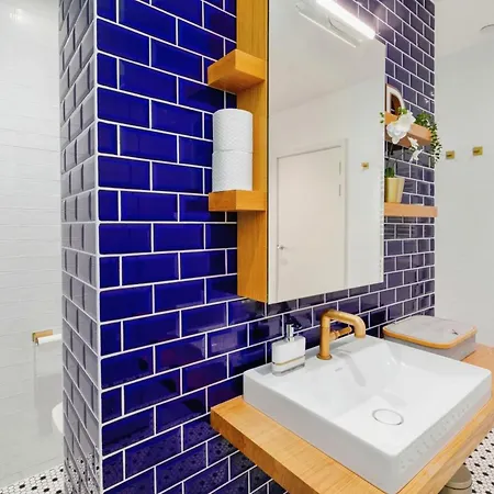 Chic 2 Bedroom Flat With Balcony *