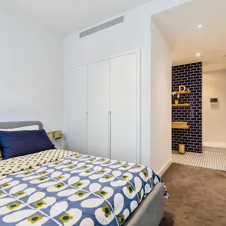 Chic 2 Bedroom Flat With Balcony