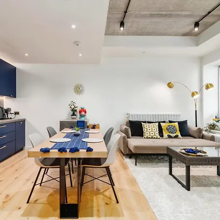 Chic 2 Bedroom Flat With Balcony *