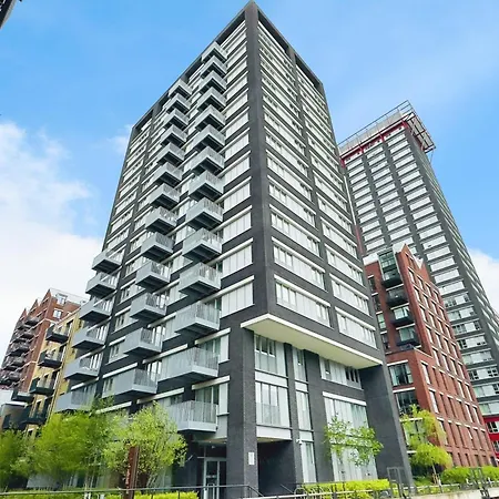 Chic 2 Bedroom Flat With Balcony *