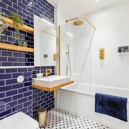 Chic 2 Bedroom Flat With Balcony