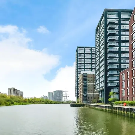 Chic 2 Bedroom Flat With Balcony Apartment
