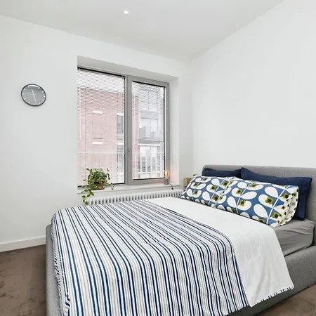 Chic 2 Bedroom Flat With Balcony