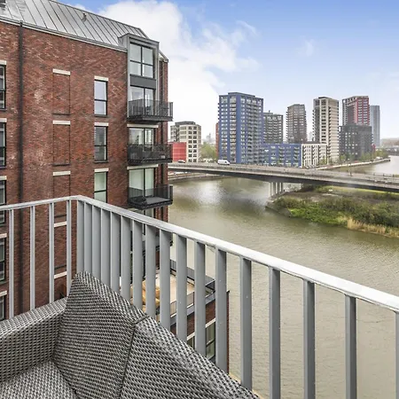 Apartment Chic 2 Bedroom Flat With Balcony