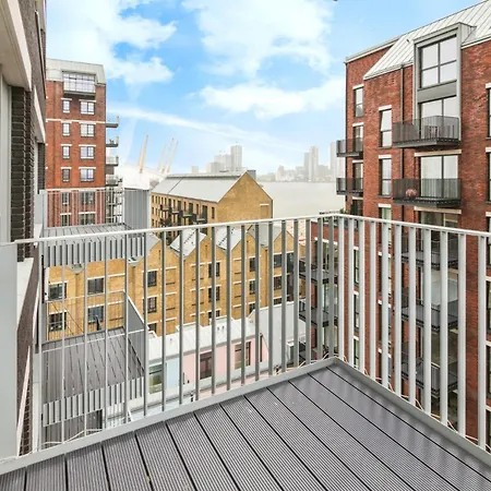 Chic 2 Bedroom Flat With Balcony Apartment *