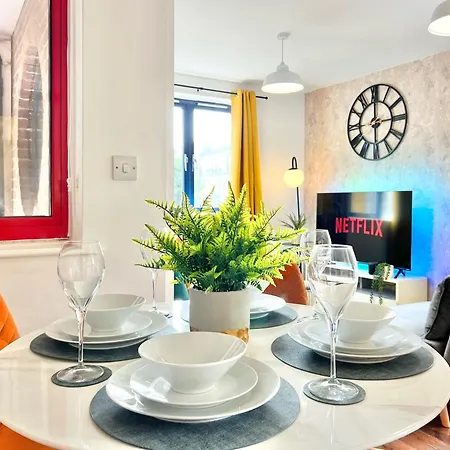 Weekly Or Monthly - Relocation & Business - 4 Guests - By Hofin Stays Short Lets & Serviced