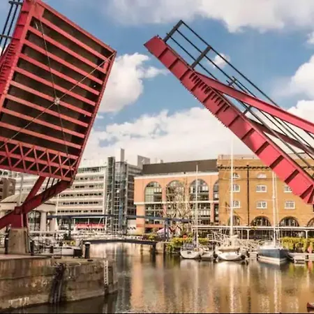 Historic Dutch Barge, Idyllic Location London