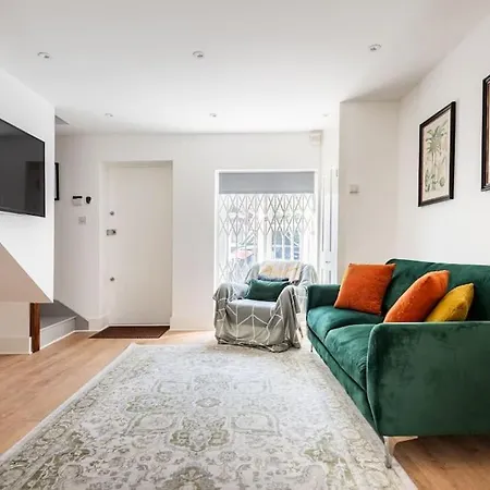 2bd Mews House, Wanstead London