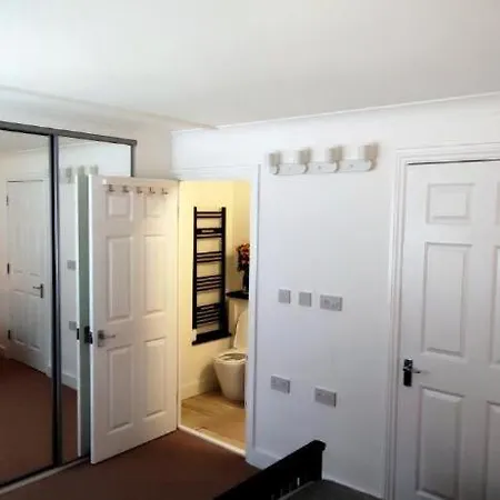 Surrey Quays Residency - Serviced Guest house *