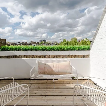 Light-filled Primrose Hill Rooftop Retreat Apartment *
