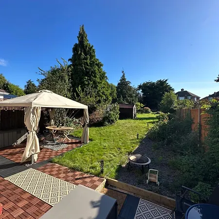 Holiday home Urban Oasis Entire House 3 Beds 2 Living Expansive Garden *