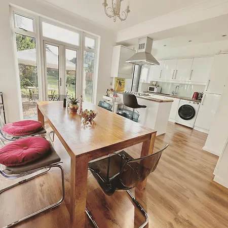Holiday home Urban Oasis Entire House 3 Beds 2 Living Expansive Garden