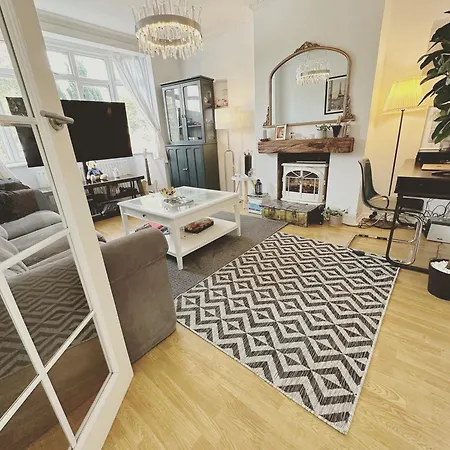 Holiday home Urban Oasis Entire House 3 Beds 2 Living Expansive Garden