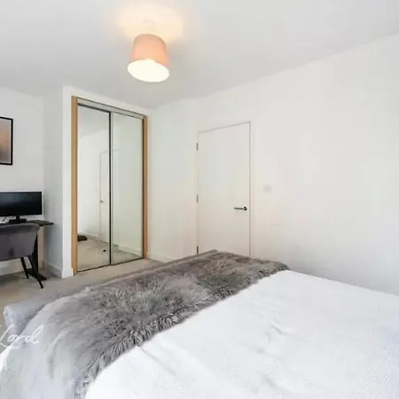 Cosy Near O2 Apartment London