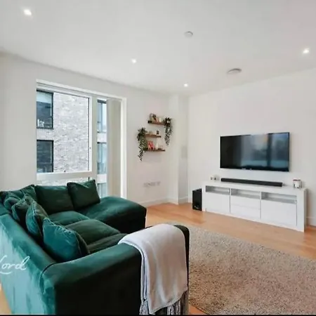 Cosy Near O2 Apartment London